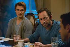 Apa stars as archie on the hit cw series. Luke Perry Reminds Us Why He Ll Always Be Riverdale S No 1 Dad