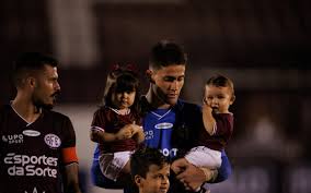 Dênis Júnior comemora assistência em vitória da Ferroviária: 'Feliz em contribuir'