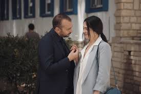 Ancak şöyle bir gerçek var ki kabul gördüğü ailenin kızı ile de gizli bir aşk yaşamaya devam etmektedir. Pwhdpc1anr2eqm