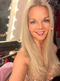 Guilty as charged😂🎻🎶💚 Comment where you've seen me spin & perform! . .  . . #maireadnesbittcelticviolinist #maireadnesbitt #celticviolinist #violin  #fiddle #irishmusic #celticwoman #violinist #irish