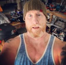 Today's garage gain thirsty pics are brought to you by: A bag of soil, A  couple of dumbbells, A curtain rod and an old IKEA bag!  #leanmeanquarantinemachine @ninikokorob #jailjacked #prisonpump