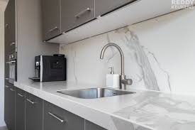 grijze keuken met marmerlook keuken grijze keuken keuken achterwand