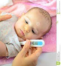 El Termometro Recien Nacido Mide Gripe De La Fiebre De La Temperatura Foto De Archivo Imagen De Madre Mentira 108054676