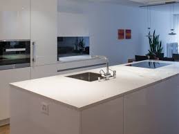 Helle küchen erfreuen sich seit jahren, ja sogar seit jahrzehnten, enorm großer beliebtheit. Naturstein Und Keramik Arbeitsplatten Langlebig Und Pflegeleicht