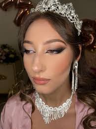 Truccatrice qualificata, con esperienza nel campo beauty e dello  spettacolo, è disponibile alla realizzazione del make-up più adatto a te e  alle tue esigenze. Di seguito alcuni dei lavori eseguiti. Per ricevere