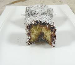 Lamingtons Specialite Australienne Une Cuisine Pour Voozenoo Nourriture Australienne Specialite Australienne Delicieux Gateaux