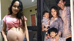 Dede dan istri juga bergabung dengan komunitas orangtua yang memiliki anak dengan sindrom williams. Hamil Anak Ketiga Saat Pandemi Istri Komedian Dede Sunandar Akui Kebobolan Sempat Ngomel Ke Suami Halaman All Tribunstyle Com