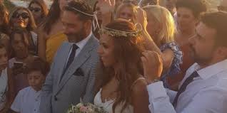 Ο λεωνίδας και η παρέα του πήγαν καμία 30αριά φορές και έτσι. Maria Boysoyla Lamperos Gamos Sthn Antiparo In Gr