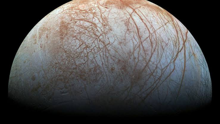 Fraturas e linhas de caos na crosta congelada de Europa, gerada com IA