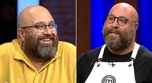Somer sivrioğlu, who has two restaurants with his wife aslı sivrioğlu in australia and then came to istanbul to be the host of the masterchef program, cheated on his wife with a brunette woman in istanbul and the allegations were talked about a lot. Somer Sivrioglu Was Unable To Finish The Candidate Mehmet Gokceoz Who Looked Exactly Like His Twin