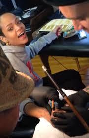 Eleven hours of work on a hand tattoo has got to hurt, but rihanna was more than prepared for it. Ouch Rihanna Gets New Tribal Tattoo Chiselled Onto Hand At New Zealand Parlour Watch Entertainmentwise