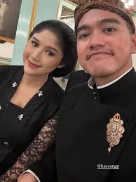 6 Beda Gaya Erina Gudono, Michelle Joan, dan Dee Lestari Pakai Kebaya Hitam  Bersanggul Jawa saat