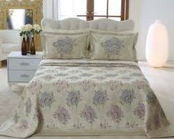 Fotoğrafta modern yatak odasının iç kısmında çift kişilik bir yatak vardır. Juliana Cift Kisilik Yatak Ortusu