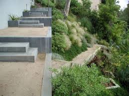 Bodendecker Und Ziergraser Dienen Als Hangbefestigung Moderne Landschaftsgestaltung Hang Landschaftsbau Und Bodendecker