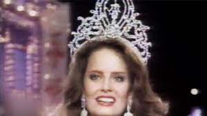 Al cumplirse los 30 años desde el triunfo de cecilia bolocco en miss universo, #fabulosamente bello recopila todas las publicaciones relacionadas con la única miss chile que ha alcanzado la corona de la belleza universal. Asi Fue El Triunfo De Cecilia Bolocco En El Concurso Miss Universo