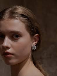 9/19 fri 22:00- marguerite pierce -black-【grace】 マーガレットをモチーフとしたピアスです。  中央のにブラックカラーの石を使用し、モチーフ全体が甘くならず、コーディネートのアクセントになるように仕上げました。  マーガレット全体から放たれる輝きをお楽しみ ...