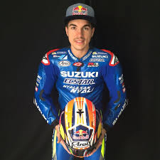 Misalnya aja shark helmet yang dilaunching tahun lalu, tahun sebelumnya ada shark, tribute to berhubung jorge ga keluarin helm spesial di sini, yuk kita bahas helm spesial dari maverick viñales. Maverick Vinales Top Gun Helmet Replica Race Helmets