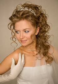 Der allgemeine stil der hochzeit frisuren mit schleier fügt ein einzigartiges bild von der braut eleganz, bescheidenheit, keuschheit. Brautfrisuren Mit Diadem Heiraten Wie Eine Prinzessin