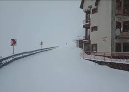 A nins noaptea trecuta pe transalpina, in muntii parang, unde temperatura a scazut sub zero grade celsius la altitudini de 2.000 de metri. Video ZÄpadÄ La Munte N Mai A Nins Pe TransfÄgÄrÄÈan