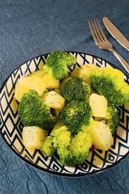 Comme Moi Decouvrez La Recette Brocoli Et Pomme De Terre Rissoles Recette Recette Pomme De Terre Rissolee Recettes De Cuisine