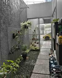 Anda bisa meletakkan taman mungil di samping, bahkan bagian dalam rumah. 8 Gambar Taman Samping Rumah Yang Apik Sedap Dipadang