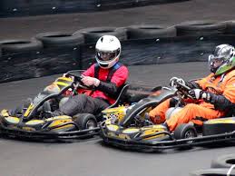 Oyunumuzda yön tuşları ile hakimiyeti sağlayın ve daha sonra ise de sizlerde oyundaki karakterlerimizle harika bir yarı sergileyin. Go Kart Fahren Salzburg Adventures