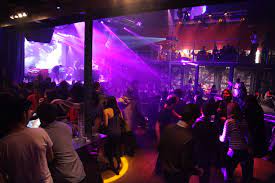 Probablement la boite de nuit avec le meilleur public de paris, des jeunes, des avocats et des banquiers qui dansent sur les bords de seine. Clubbing Paris Boites De Nuit Et Clubs Rive Droite