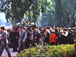 La historia narra sobre los primeros días del curso lectivo de 1952, cuando joaquín bravo se animó a llevar a su hijo de 14 años, jorge delio, ante la presencia de teresita lópez de albán, la joven directora y maestra de la escuela mixta de santa cruz de turrialba. Nino Bravo Su Entierro Youtube