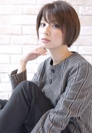 アッシュ アッシュベージュ プラチナベージュ関連のショートボブヘアです シンプルでお手入れ簡単なボブ は再現性が高いのでオススメです フォルムが美しい完成度の高いボブです 全体をブローして薄くワックスやヘアクリームをなじませるだけでokです メニューは