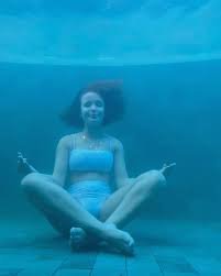 She began her career at age 4 when she was discovered in a supermarket by a scout. Larissa Manoela Posta Foto Submersa E Faz Reflexao Passei Boa Parte Do Meu 2020 Assim Famosos Gshow