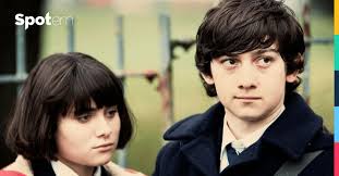 Echa un vistazo al guardarropa de Jordana Bevan (interpretado por Yasmin  Paige) en Submarine