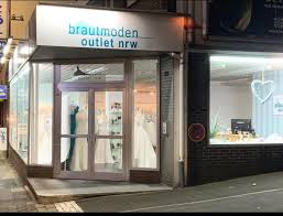 Häufig handelt es sich um modelle aus der vorjahreskollektion. Brautmoden Outlet Nrw Home Facebook