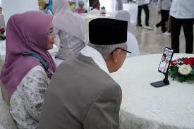 Namun, doni mengatakan, pemerintah masih memiliki opsi untuk mengubah kembali cuti lebaran. Silaturahmi Daring Jokowi Curhat Ke Ma Ruf Amin Lebaran Tak Ditemani Anak Anaknya