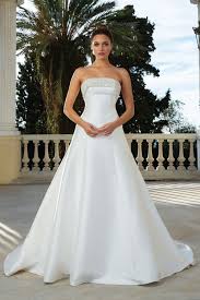 Scoprite gli abiti da sposa più minimal, dedicati a chi non ama gli eccessi. Abiti E Vestiti Da Sposa Semplici E Lisci Marisa Spose