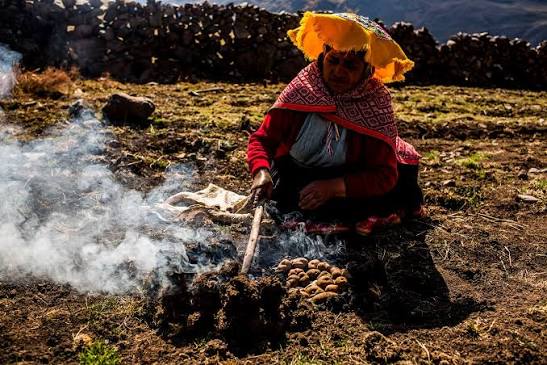 HUATIA: GASTRONOMÍA ANCESTRAL La Huatia es un plato ancestral andino que  alimentó desde siempre a los quechuas y aymaras. Es un plato que se  comparte en familias de zonas alto andinas y