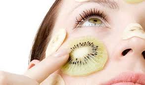 Questa maschera per il viso naturale ed ecologica sfrutta le proprietà della patata per rendere più elastica e tonica la pelle, combattendo l'invecchiamento ed attenuando la formazione di piccole rughe. Pulizia Del Viso Fai Da Te Come Farla A Casa E Estetista Prezzi The Italian Times