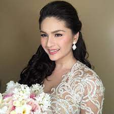 I Also Love This Styling Of Philippine Actress Pauleen Luna On Her Wedding Simple And Elegant Best Wedding Makeup Wedding Hairstyles Artistry Makeup