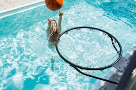 20 Fitness Tipps Fur Pool Und Sauna Schwimmbad De In 2020 Basketballkorb Wasserpolo Schwimm Training