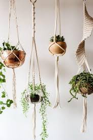 Descubre cómo hacer una decoración con plantas colgantes con el tutorial de hoy, el video de hoy son manualidades con plantas naturales que podemos hacer para colgar en nuestro jardín, un diy de jardinería muy sencillo. Ideas Para Decorar Con Plantas Colgantes Decor Tips