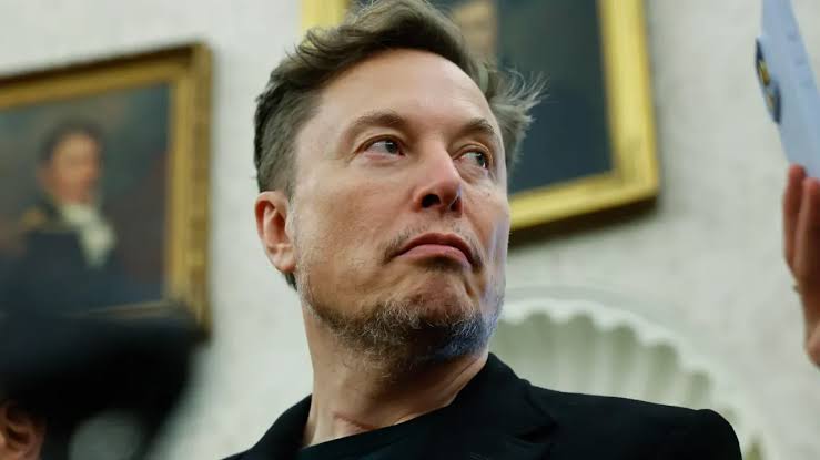 Elon Musk arremete contra director de documental que analiza su poder e influencia