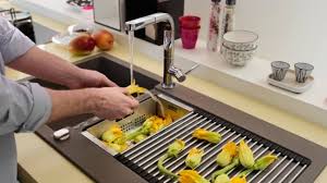 It is made with rubber edging for a quiet and stable grip on the sink's counter. Franke Rollamat