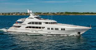 When she gets amnesia after an accident, he decides to introduce her to regular life by convincing her they're husband and wife. Charter Yacht Aspen Alternative Stars In Remake Of Overboard Movie Yacht Charter Fleet