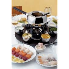 Si tratta di teneri pezzettini di carne cotti nell'olio bollente e poi intinti in salse. Set Per Bourguignonne Mami Alessi