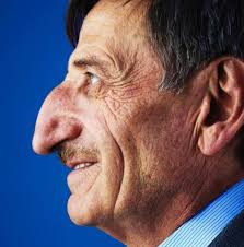 Hunda më e gjatë në botë është e këtij njeriu 8.8 centimetra.