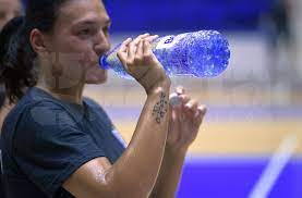 Balonul de aur 2018 din handbal e în braţele româncei! Galerie Foto Cristina Neagu A Atras Toate Privirile Cu Noul Ei Tatuaj La Reunirea Echipei Csm BucureÈ™ti
