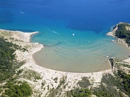 Im gebiet artić wurde der erste strand auf der insel rab geöffnet, der sich mit seinem angebot an hundebesitzer und ihre vierbeinigen freunde richtet: Strande Insel Rab Kroatien Tamaris