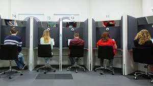Door het cbr theorie examen te oefenen wordt de kans dat je slaagt velen malen groter. Lookalike Probeert Theorie Examen Voor Huisgenoot Te Doen Omroep West