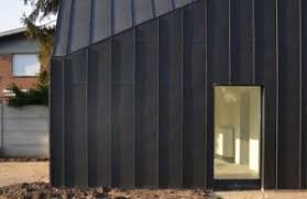 Une Maison Noire S Immisce Entre Les Arbres Et La Riviere Maison Noire Maison Facade