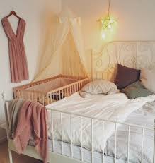 Dass ein baby aus dem bett fällt, vom wickeltisch kullert oder sich vom schoß zappelt, kommt gar nicht so selten vor. Familienbett Vs Gitterbettchen Ein Herzensbrief An Anika Hebamme Zauberschon