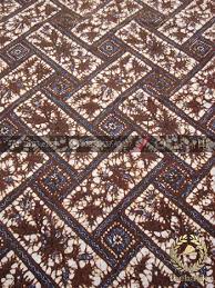 Motif batik adalah kerangka gambar yang mewujudkan batik secara keseluruhan. Jual Kain Batik Motif Klasik Anyaman Geometris Thebatik Co Id Klasik Cara Menggambar Kain